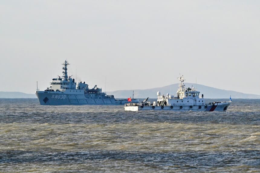 Buques chinos patrullan mientras el ejército realiza maniobras en la isla de Pingtan, el punto más cercano a Taiwán, en la provincia oriental de Fujian, China, el 30 de diciembre de 2025. (Adek Berry/AFP vía Getty Images).