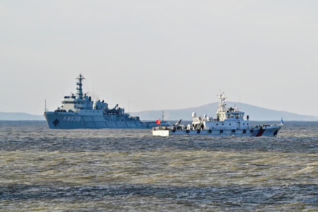 Buques chinos patrullan mientras el ejército realiza maniobras en la isla de Pingtan, el punto más cercano a Taiwán, en la provincia oriental de Fujian, China, el 30 de diciembre de 2025. (Adek Berry/AFP vía Getty Images).