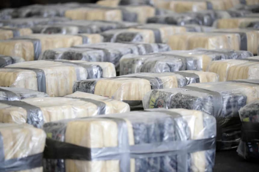 México incauta más de 1.6 toneladas de cocaína flotando frente a Michoacán