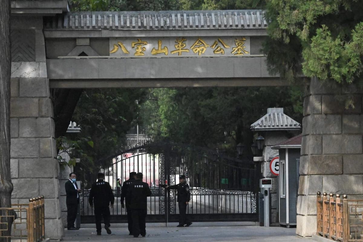 En esta foto de archivo, se ve a guardias de seguridad en una entrada del cementerio revolucionario de Babaoshan en Beijing. (Pedro Pardo/AFP vía Getty Images).