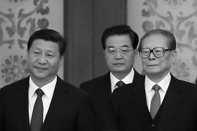 El líder chino Xi Jinping (izquierda) y sus predecesores Hu Jintao y Jiang Zemin (derecha) en el Gran Salón del Pueblo en Beijing el 30 de septiembre de 2014. (Feng Li/Getty Images)