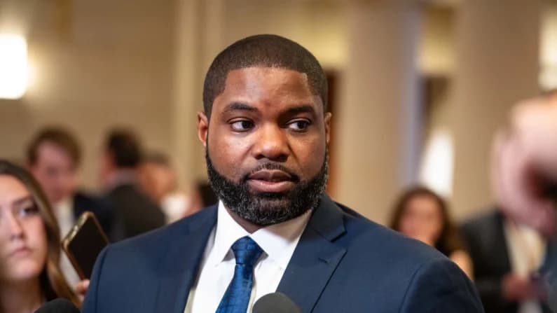 Byron Donalds se enfrentará a un exrepublicano por la gobernación de Florida