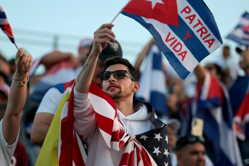 Jorge Alberna se une a otros participantes en una manifestación a favor de una Cuba libre que reunió a líderes políticos, activistas, artistas y miembros de la comunidad el 24 de marzo de 2026 en Hialeah, Florida. (Joe Raedle/Getty Images)