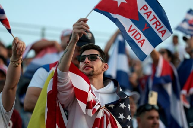 Jorge Alberna se une a otros participantes en una manifestación a favor de una Cuba libre que reunió a líderes políticos, activistas, artistas y miembros de la comunidad el 24 de marzo de 2026 en Hialeah, Florida. (Joe Raedle/Getty Images)