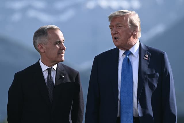 El primer ministro canadiense, Mark Carney (izquierda), y el presidente de Estados Unidos, Donald Trump, posan para una foto de grupo durante la Cumbre del Grupo de los Siete (G7) en el campo de golf Kananaskis Country, en Kananaskis, Alberta, Canadá, el 16 de junio de 2025. (BRENDAN SMIALOWSKI/AFP vía Getty Images)