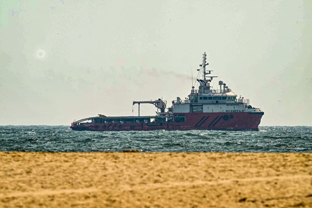 Un barco navega frente a la costa de Ajman, en los Emiratos Árabes Unidos, el 10 de julio de 2026. (AFP vía Getty Images)