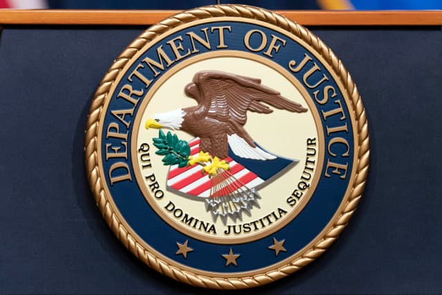 Se observa el sello del Departamento de Justicia durante una conferencia de prensa en la oficina del DOJ en Washington el 16 de mayo de 2023. (Foto AP/José Luis Magana)