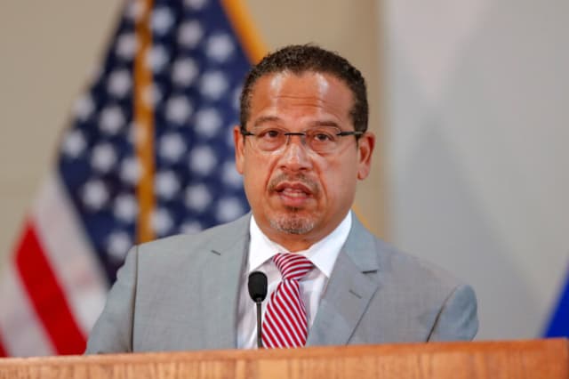El fiscal general de Minnesota, Keith Ellison, anunció el 3 de junio de 2020 en St. Paul cargos más graves contra Derek Chauvin y otros tres exagentes de Minneapolis por la muerte de George Floyd bajo custodia policial. (Eric Miller/Reuters).