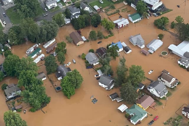 Una vista aérea muestra inundaciones extensas en Buckhannon, W.Va., el 22 de julio de 2026. Oficina del gobernador de (Virginia Occidental, Patrick Morrisey, vía AP).