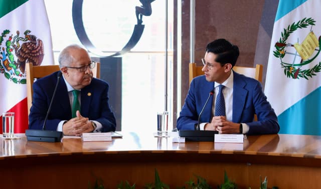 Fotografía cedida por la Secretaría de Relaciones Exteriores, de su titular Roberto Velasco (d) y su homólogo de Guatemala Carlos Ramiro Martínez, hablando durante una reunión este jueves, en Ciudad de México. México y Guatemala acordaron este martes un Plan Binacional 2027 con cinco ejes de trabajo y una agenda de reuniones para cerrar 2026 con avances en seguridad, infraestructura fronteriza, movilidad humana, desarrollo y cooperación técnica y social, informaron los cancilleres de ambos países tras reunirse en la capital mexicana. (EFE/ Secretaría de Relaciones Exteriores)