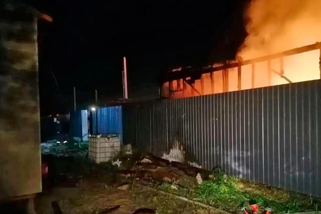 Las llamas y el humo se elevan desde una obra de construcción tras un ataque con drones ucranianos en una zona no revelada de la región de Moscú, Rusia, el 18 de agosto de 2026. (Oficina del gobernador de la región de Moscú, Andrei Vorobyov, vía AP)