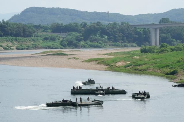 Soldados del Ejército de EE. UU. realizan un ejercicio de entrenamiento en un río en Yeoncheon, Corea del Sur, cerca de la frontera con Corea del Norte, el 18 de agosto de 2026. (Ahn Young-joon/AP).