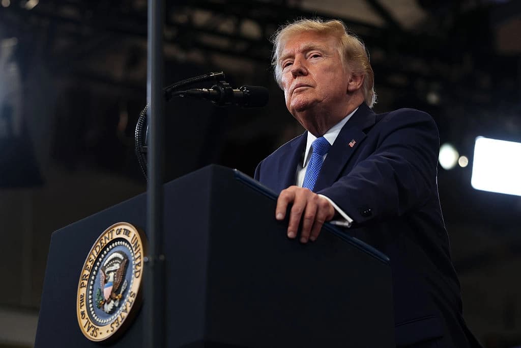 El presidente estadounidense Donald Trump hace una pausa mientras pronuncia un discurso en el Centro David S. Mack para Entrenamiento e Inteligencia en Garden City, Nueva York, el 14 de agosto de 2026. (Samuel Corum/Getty Images).