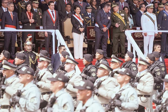 La presidenta de Perú, Keiko Fujimori (C), pasa revista a las tropas durante un desfile militar para celebrar las Fiestas Nacionales de Perú, en Lima, el 29 de julio de 2026. (Foto de ERNESTO BENAVIDES / AFP vía Getty Images)