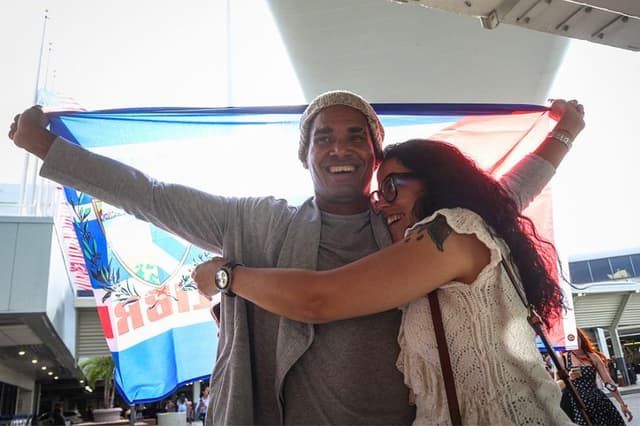 Luis Manuel Otero Alcántara, artista y opositor al régimen cubano, sostiene una bandera cubana a su llegada al Aeropuerto Internacional de Miami el 18 de julio de 2026. El destacado artista disidente cubano Luis Manuel Otero Alcántara se exilió el sábado en Estados Unidos tras cumplir una condena de cinco años en la isla, mientras Washington instaba a La Habana a liberar a más de 700 presos políticos. (Giorgio Viera / AFP vía Getty Images)