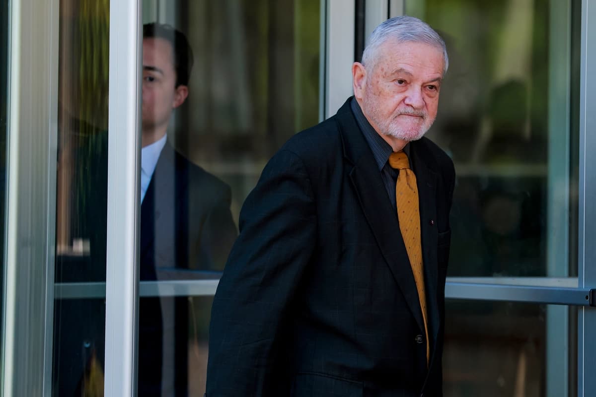 El Dr. David Morens sale del juzgado en Greenbelt, Maryland, el 8 de mayo de 2026. (Heather Diehl/Getty Images).