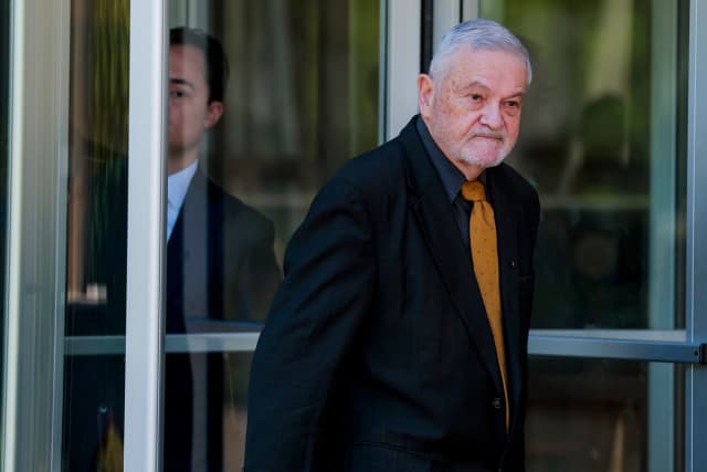 El Dr. David Morens sale del juzgado en Greenbelt, Maryland, el 8 de mayo de 2026. (Heather Diehl/Getty Images).