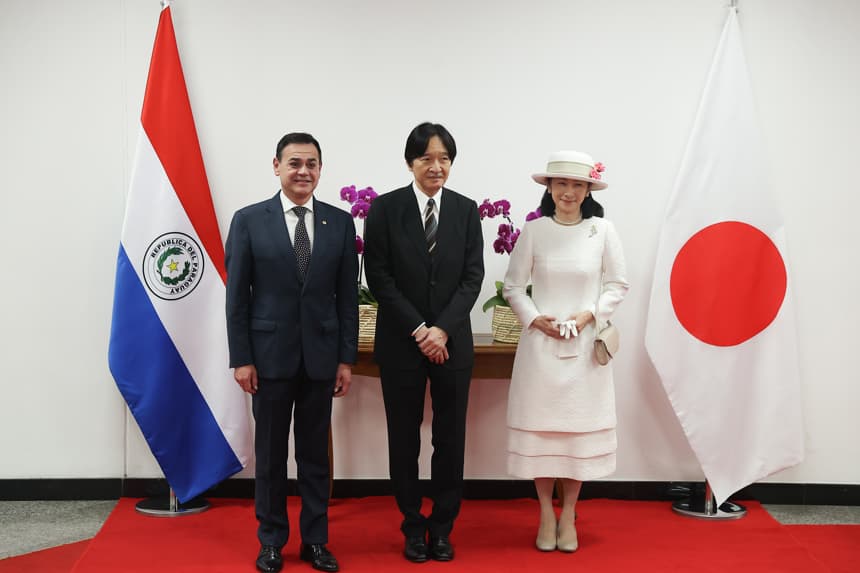 El ministro de Relaciones Exteriores de Paraguay, Rubén Ramírez (i), posa junto al príncipe heredero de Japón Fumihito de Akishino (c) y su esposa, Kiko Kawashima, este miércoles a su llegada al Aeropuerto Internacional Silvio Pettirossi en Luque, Paraguay. Los príncipes herederos de Japón visitan Paraguay para reunirse con las autoridades locales y celebrar los 90 años de la migración japonesa al país suramericano. (EFE/ Juan Pablo Pino)