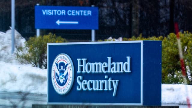 Grupos de defensa demandan al gobierno federal por normativa sobre visas para estudiantes extranjeros