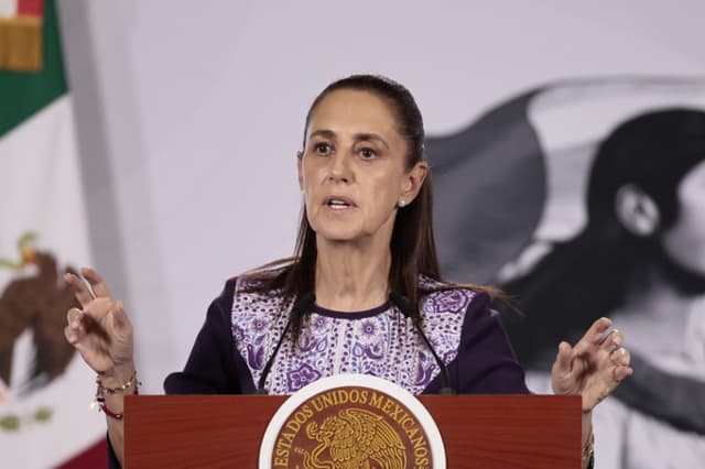 La presidenta de México, Claudia Sheinbaum, habla durante una rueda de prensa este miércoles, 19 de agosto, en la Ciudad de México. (EFE/José Méndez)