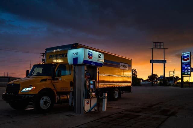 Los precios de la gasolina y el diésel se muestran en una gasolinera Chevron en Fort Stockton, Texas, el 14 de agosto de 2026. (Brandon Bell/Getty Images).
