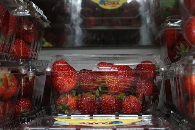 Se exhiben fresas en un estante de una tienda Target el 17 de agosto de 2026 en la ciudad de Nueva York. La administración de Trump está investigando si los productores mexicanos están vendiendo en Estados Unidos fresas cosechadas en invierno a precios injustamente bajos. La investigación podría dar lugar a la imposición de aranceles a las importaciones, lo que elevaría los costos para los consumidores y pondría fin a décadas de comercio libre de aranceles de las fresas mexicanas en virtud de los tratados de libre comercio de Estados Unidos. (Michael M. Santiago/Getty Images)