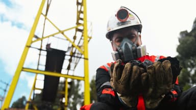 Bogotá analiza retomar los envíos de carbón a Israel que Petro había suspendido