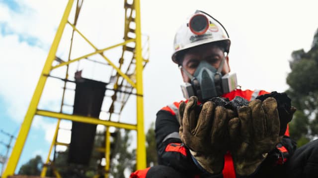 Bogotá analiza retomar los envíos de carbón a Israel que Petro había suspendido