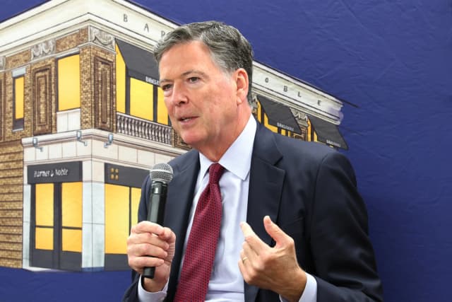 El autor James Comey, exdirector del FBI, da una conferencia en la librería Barnes & Noble del Upper West Side el 19 de mayo de 2025 en la ciudad de Nueva York. (Michael M. Santiago/Getty Images).