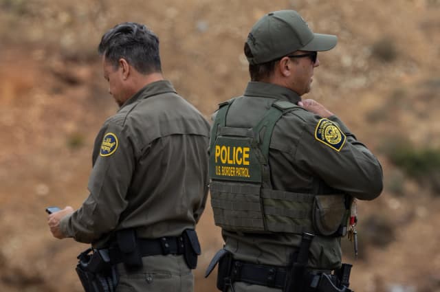 Agentes de la Patrulla Fronteriza de Estados Unidos vigilan la frontera sur en las afueras de San Diego, el 27 de mayo de 2026. (John Fredricks/The Epoch Times).
