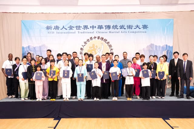 Ganadores del 9º Concurso Internacional de Artes Marciales de NTD en la ceremonia de entrega de premios en Nueva York el 15 de agosto de 2026. (Larry Dye/The Epoch Times).