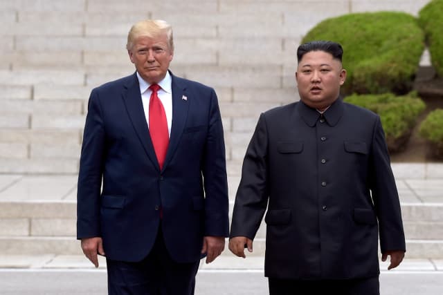 El presidente Donald Trump se reúne con el líder norcoreano Kim Jong Un en el lado norcoreano de la frontera, en la aldea de Panmunjom, en la Zona Desmilitarizada, el 30 de junio de 2019. (Susan Walsh/AP Photo)