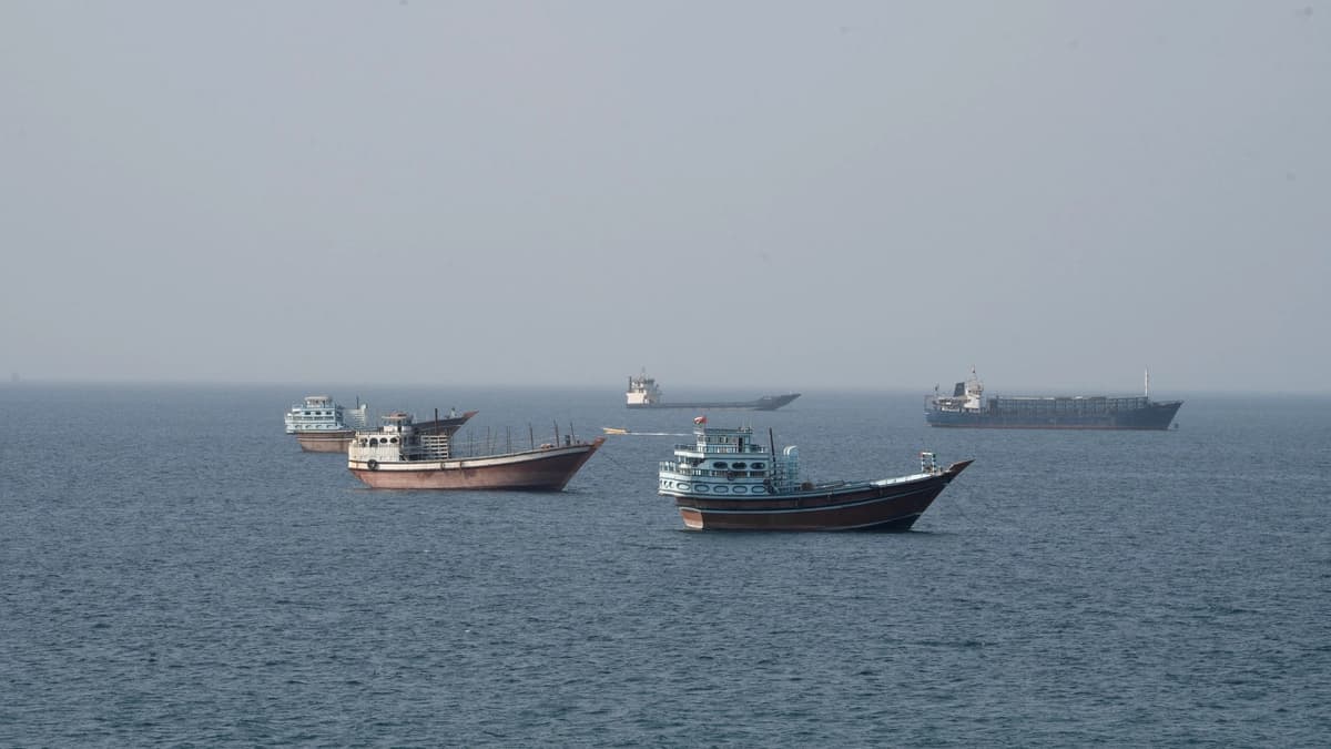 Embarcaciones cerca del estrecho de Ormuz, vistas desde Musandam, Omán, el 17 de agosto de 2026. (STR/Reuters)