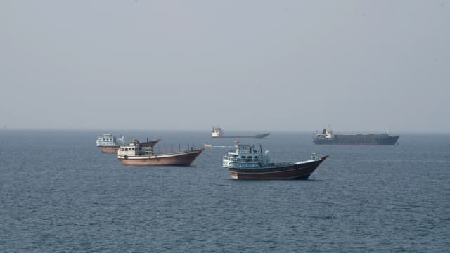 Embarcaciones cerca del estrecho de Ormuz, vistas desde Musandam, Omán, el 17 de agosto de 2026. (STR/Reuters)