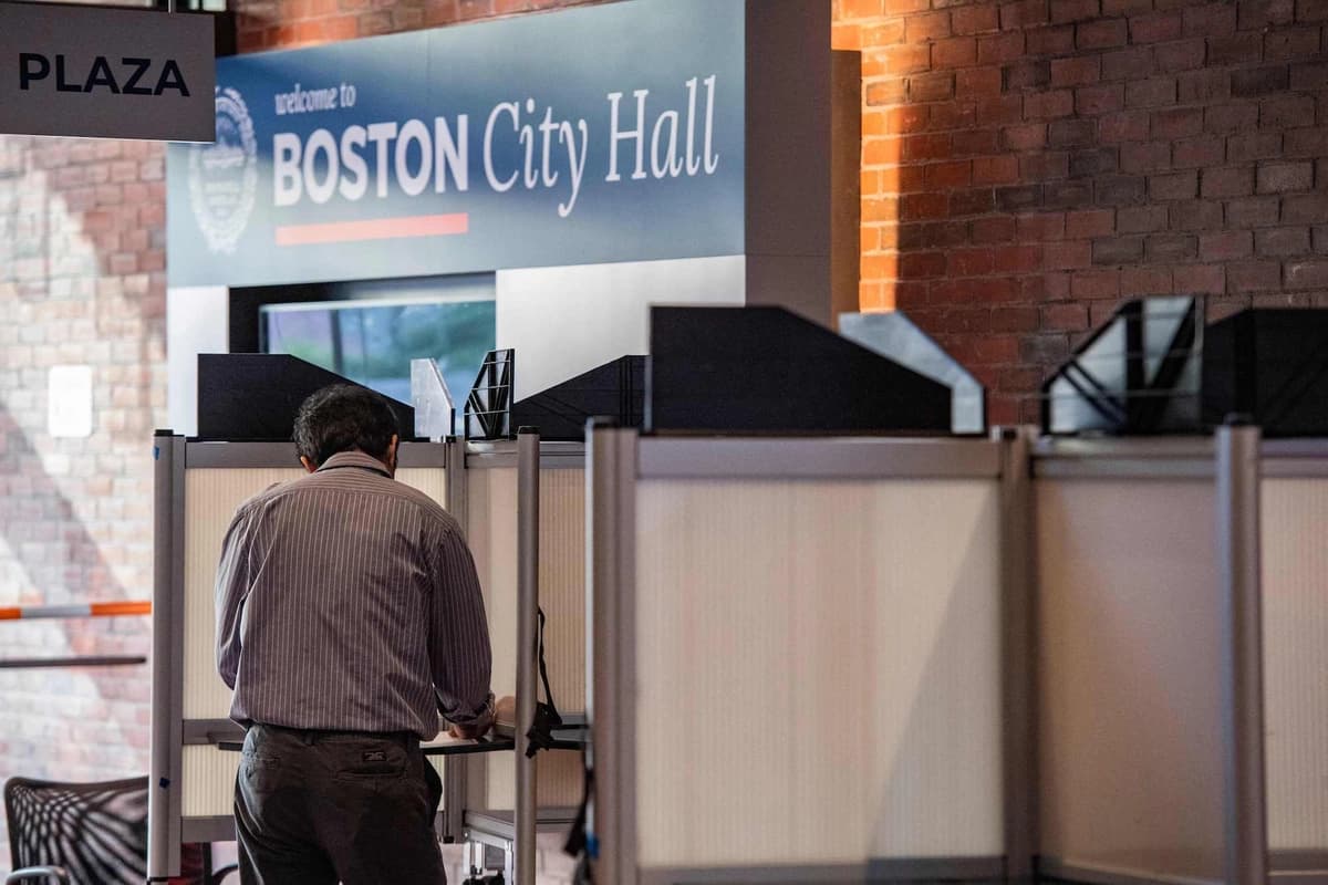 Un votante llena una boleta electoral en el Ayuntamiento de Boston durante las elecciones intermedias, en Boston, el 8 de noviembre de 2022. (Joseph Prezioso/AFP vía Getty Images)