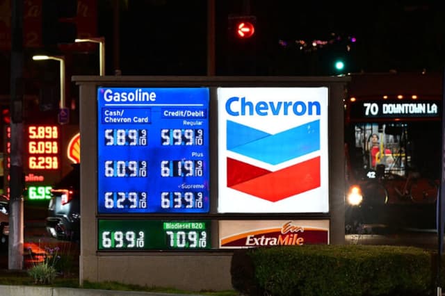 Precios de la gasolina mostrados mientras los automovilistas se desplazan durante la hora punta vespertina en Monterey Park, California, el 13 de agosto de 2026. (Frederic J. Brown/AFP vía Getty Images).