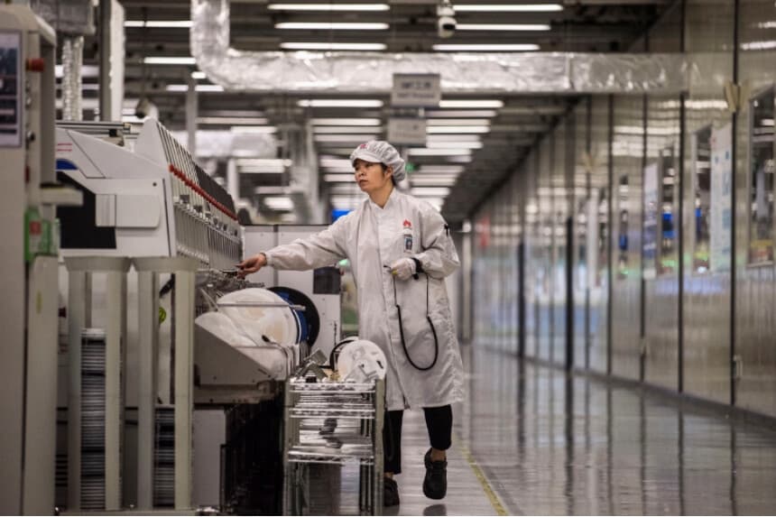 Una trabajadora empaqueta nuevos teléfonos inteligentes al final de la línea de producción en el campus de producción de Huawei en la ciudad de Dongguan, provincia de Guangdong, China, el 11 de abril de 2019. (Kevin Frayer/Getty Images).