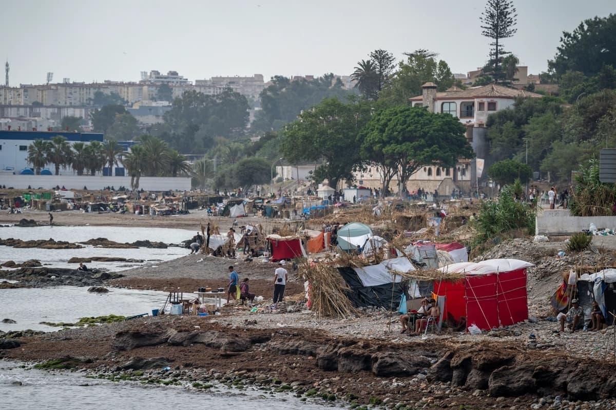 Los migrantes indocumentados viven en condiciones precarias en la playa de El Trampolín, en Ceuta, España, el 16 de agosto de 2026. El temor a una segunda oleada de cruces de migrantes hacia el enclave español de Ceuta, en el norte de África, se ha intensificado tras llamamientos anónimos en redes sociales y rumores falsos en línea que afirman que se abrirá la frontera con Marruecos. (Adri Salido/Getty Images)