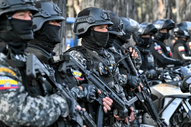 Miembros de la Policía Nacional participan en una operación cerca del mercado de Las Cuadras, en el sur de Quito, Ecuador, el 4 de agosto de 2026. El gobierno ecuatoriano desplegó el 3 de agosto de 2026 a 4.000 agentes de policía y militares en Quito para reforzar la seguridad en la capital. (Rodrigo Buendía / AFP vía Getty Images)