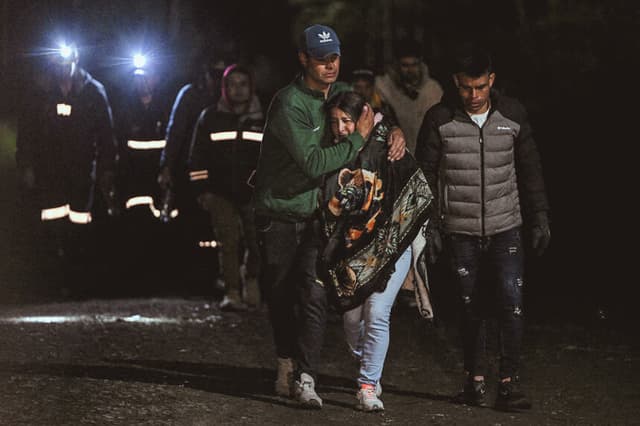 Los familiares lamentan la muerte de nueve mineros tras una explosión en una mina de carbón en Sutatausa, departamento de Cundinamarca, Colombia, el 4 de mayo de 2026. (Luis ACOSTA / AFP vía Getty Images)