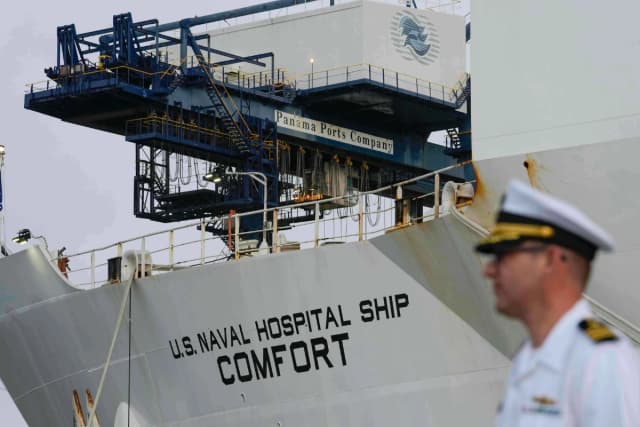 El buque hospital de la Armada de Estados Unidos, USNS Comfort, atraca en el puerto de Cristóbal, en Colón, Panamá, el 29 de junio de 2025. (Foto de Matias Delacroix/AP).