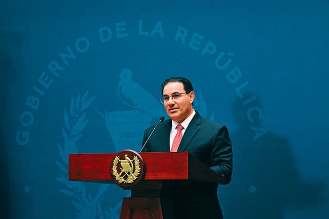El ministro del Interior de Guatemala, Marco Antonio Villeda, habla durante una conferencia de prensa en el Palacio de la Cultura de la Ciudad de Guatemala, el 19 de mayo de 2026. (JOHAN ORDONEZ / AFP vía Getty Images)