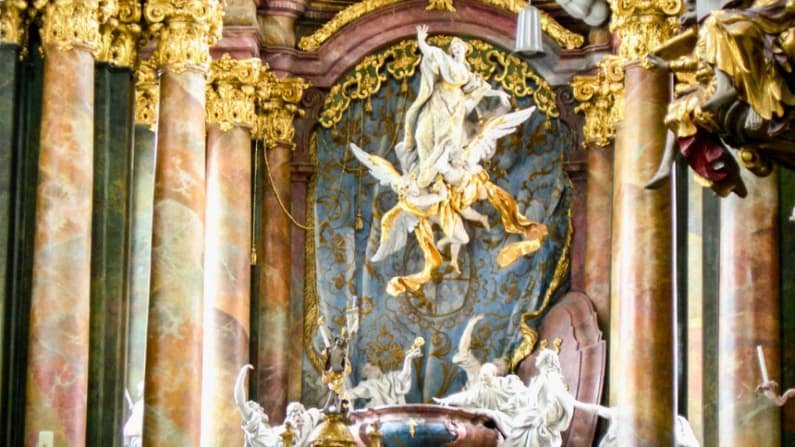 Una escultura de la Virgen María que desafía la gravedad