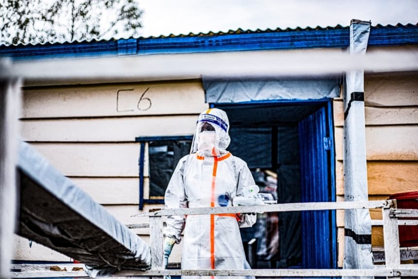 Un médico en un centro de tratamiento del ébola en Bunia, Congo, el 13 de julio de 2026. (Benediction Murhabazi/AFP vía Getty Images)