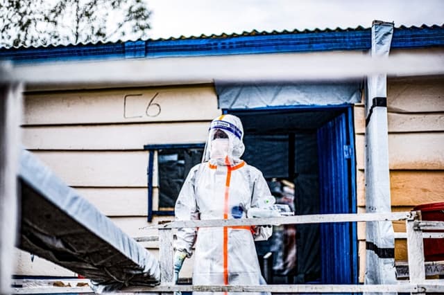 Un médico en un centro de tratamiento del ébola en Bunia, Congo, el 13 de julio de 2026. (Benediction Murhabazi/AFP vía Getty Images)