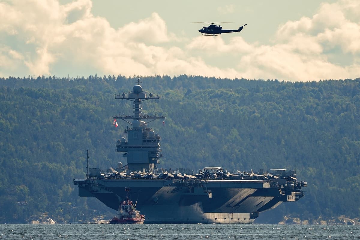 El portaaviones estadounidense USS Gerald R. Ford se dirige hacia el fiordo de Oslo, en Oslo, Noruega, el 17 de septiembre de 2025. El buque es el buque de guerra más grande del mundo y se ubicará en la parte interior del fiordo de Oslo. (Lise Åserud/NTB/AFP vía Getty Images)