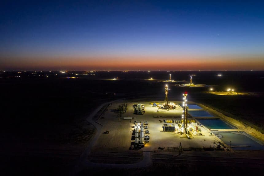 En una vista aérea, se ven plataformas petrolíferas en un campo en Pyote, Texas, el 17 de marzo de 2026. (Brandon Bell/Getty Images).