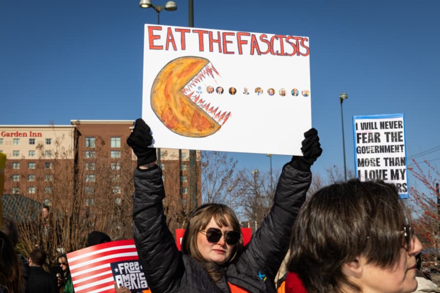La gente hace fila antes del inicio de la marcha "Free America Walkout" de la Ciudad de Oklahoma, el 20 de enero de 2026, en la Ciudad de Oklahoma, Oklahoma. (Brett Deering/Getty Images para Women's March)
