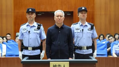 Fundador de Evergrande es condenado a cadena perpetua por el régimen chino