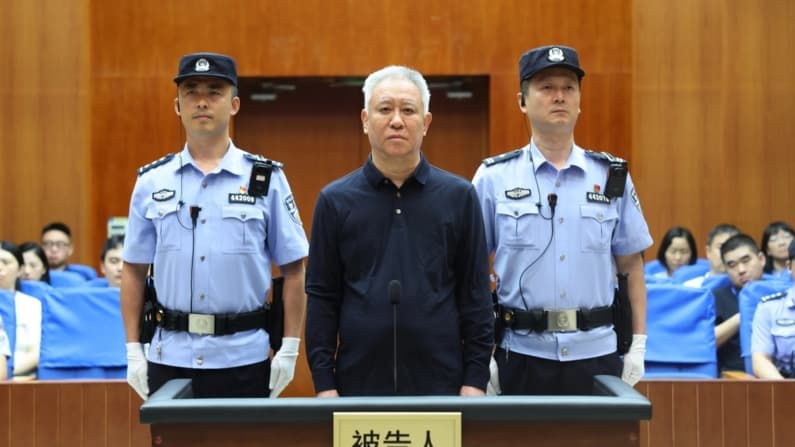 Fundador de Evergrande es condenado a cadena perpetua por el régimen chino